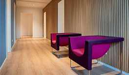 Physiopraxis - Flur mit Akustikwand Holz - Bogenhausen - Tina Assmann