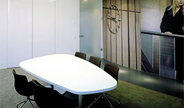 Laurel Showroom - München - Separater Besprechungsraum mit aktuellen Laurèl Kampagnen als Wandgestaltung - Tina Assmann