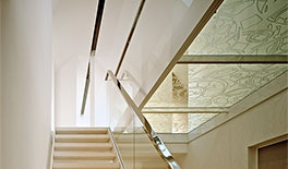 Dachgeschossausbau - München-Bogenhausen - Treppenaufgang zur Galerie mit Glassteg - Tina Assmann