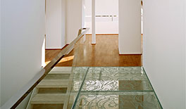 Dachgeschossausbau - München-Bogenhausen - Glassteg mit individuell angefertigtem Muster - Tina Assmann