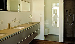 Dachgeschossausbau - München-Lehel - Masterbad mit langen Natursteinwaschtisch - Tina Assmann