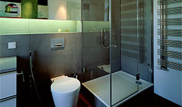 Dachgeschossausbau - München-Lehel - Kinderbad mit Natursteinverkleidung - Tina Aßmann