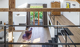 Wohnung 1 - Wohnraum mit sichtbarem Dachstuhl - Tina Assmann - Innenarchitektur - München