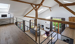 Wohnung 1 - Podest mit Arbeitsplatz und Blick auf den Wohnbereich - Tina Assmann - Innenarchitektur - München