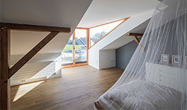 Wohnung 1 - Schlafzimmer mit dreiseitig verglaster Gaube - Tina Assmann - Innenarchitektur - München