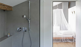 Wohnung 1  - offene Dusche, die Wände wurden mit einer wasserfesten Spachteltechnik versehen - Tina Assmann - Innenarchitektur - München